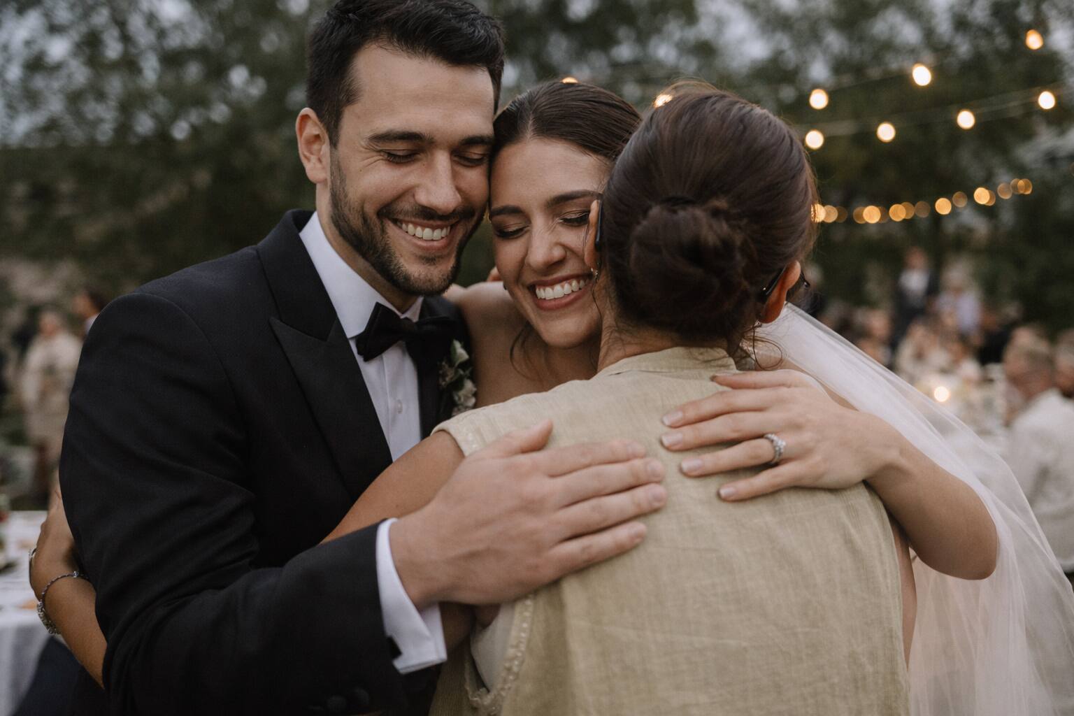 novios felices abrazando a la wedding planner