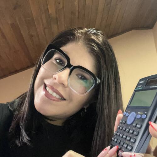 Adriana con una calculadora
